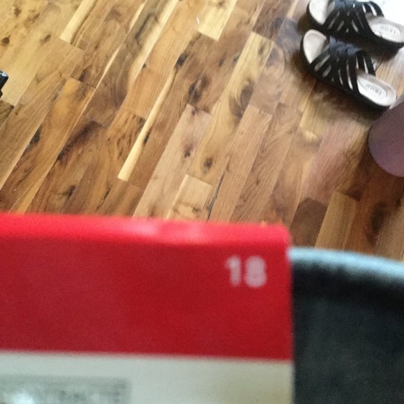 NWT Plus size jeans with embroidered floral design - Picture 3 of 4